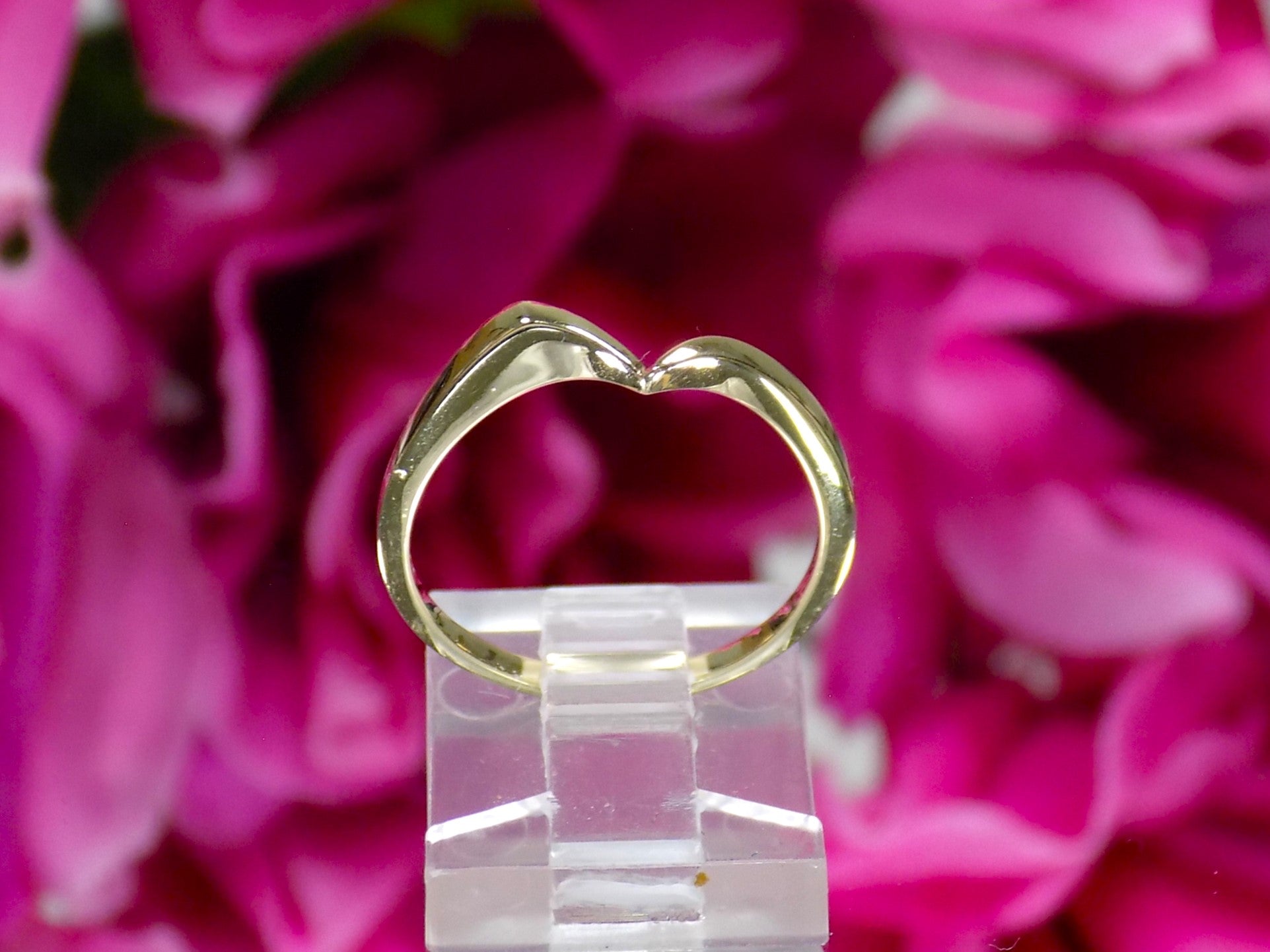 This is the matching band that goes with a women's 1.50ct total weight natural diamond 2-piece wedding set in yellow gold shown with a flowery background.