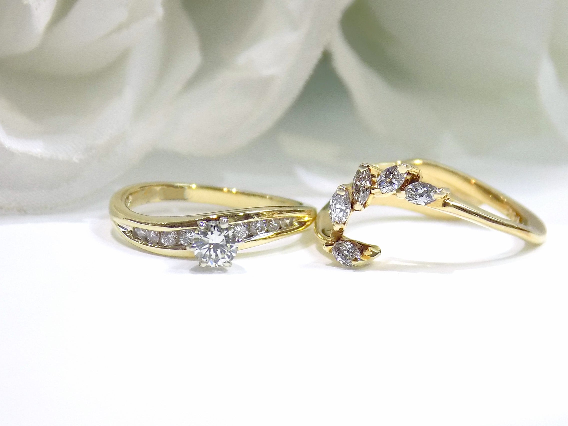 This is a custom 2-piece set with a matching band .77ct total weight with .25ct center round brilliant diamond in 14K yellow gold on a white background.