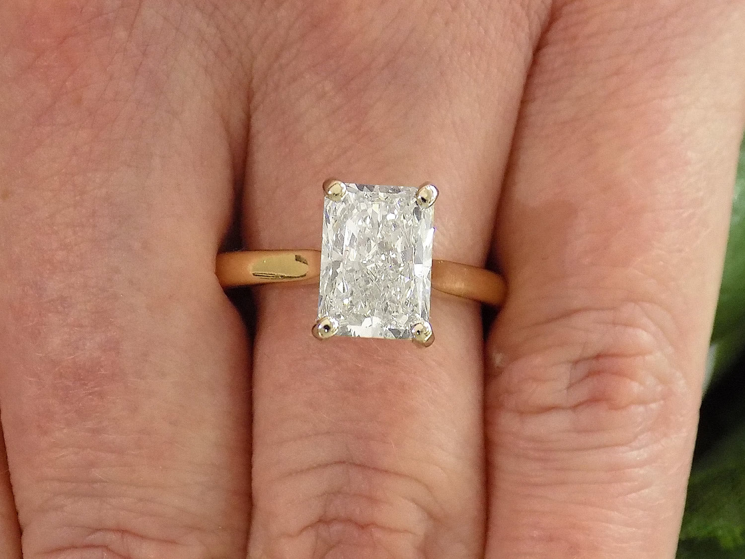 3.01ct NATURAL Radiant Cut Diamond in 14K Yellow Gold Mounting with White Gold Prongs