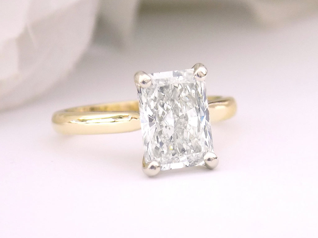 This is a 3.01ct Natural radiant cut diamond solitaire in yellow gold with a white background.