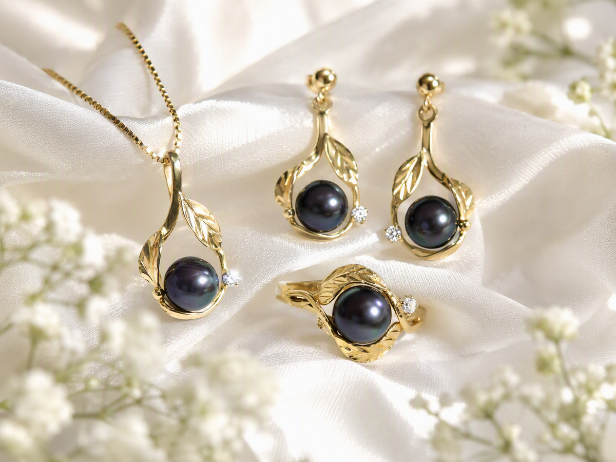 ESTATE Women's 7mm Black Pearl Pendant/Necklace with Natural Round Diamond Accent in 14K Yellow Gold