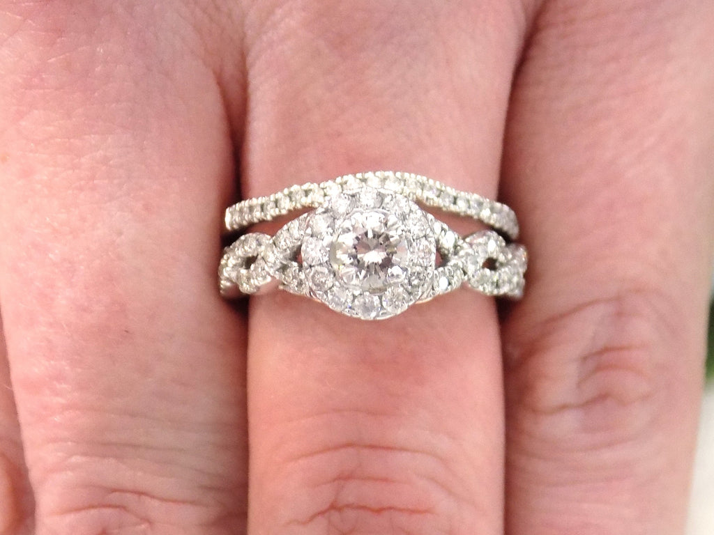 This is a women's 2-piece wedding set which includes the engagement ring and matching band weighing 1.02ct in natural diamonds in white gold with rose gold accents shown on a woman's finger