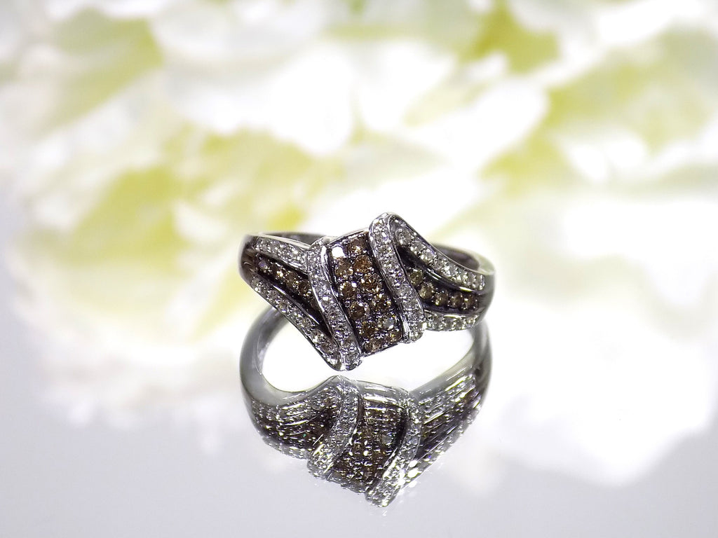 1.00ct white and chocolate diamond ring in white gold.